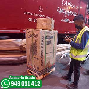 Mano entregando dinero en efectivo demostrando el pago contra entrega